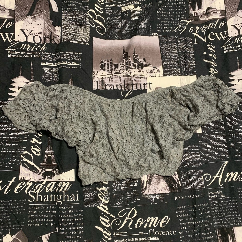 Hollister off the shoulder ruffle crop top size xs